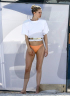 PEOPLE - Doutzen Kroes posiert in Miami während Mann Sunnery mit den Kids spielt