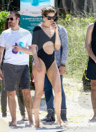 PEOPLE - Doutzen Kroes posiert in Miami während Mann Sunnery mit den Kids spielt