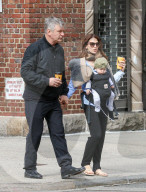 PEOPLE - Familie Baldwin spaziert durch New York