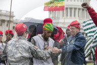 NEWS - Diese Demonstranten kiffen vor dem Capitol