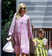 PEOPLE - Kimberly Stewart mit Klein Delilah in Studio City unterwegs