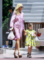 PEOPLE - Kimberly Stewart mit Klein Delilah in Studio City unterwegs