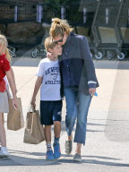 EXKLUSIV - Julia Roberts bummelt mit ihren Kids in Malibu