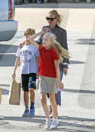 EXKLUSIV - Julia Roberts bummelt mit ihren Kids in Malibu