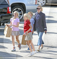 EXKLUSIV - Julia Roberts bummelt mit ihren Kids in Malibu