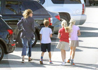 EXKLUSIV - Julia Roberts bummelt mit ihren Kids in Malibu