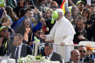 NEWS - Vom Winde verweht: Papst Franziskus während der Mittwochs-Audienz