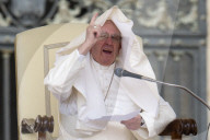 NEWS - Vom Winde verweht: Papst Franziskus während der Mittwochs-Audienz