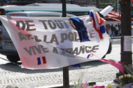 Hommage a Xavier Jugele, policier tue sur les Champs-Elysees.