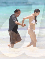 PEOPLE - Al Pacino turtelt mit Lucila Sola im Meer in Cancun