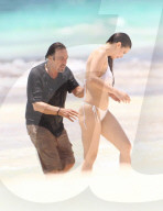 PEOPLE - Al Pacino turtelt mit Lucila Sola im Meer in Cancun