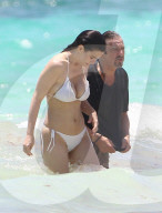 PEOPLE - Al Pacino turtelt mit Lucila Sola im Meer in Cancun