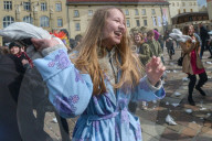FEATURE - Polen: Kissenschlacht in Krakau