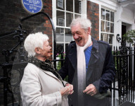 PEOPLE - Dame Judi Dench und Sir Ian McKellen enthüllen eine Plakette am Wohnhaus von Sir John Gielgud in London
