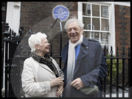 PEOPLE - Dame Judi Dench und Sir Ian McKellen enthüllen eine Plakette am Wohnhaus von Sir John Gielgud in London