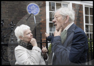 PEOPLE - Dame Judi Dench und Sir Ian McKellen enthüllen eine Plakette am Wohnhaus von Sir John Gielgud in London