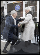 PEOPLE - Dame Judi Dench und Sir Ian McKellen enthüllen eine Plakette am Wohnhaus von Sir John Gielgud in London
