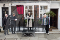 PEOPLE - Dame Judi Dench und Sir Ian McKellen enthüllen eine Plakette am Wohnhaus von Sir John Gielgud in London