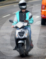 FEATURE - Was ist hier falsch? Rollerfahrer in Primrose Hill