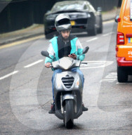 FEATURE - Was ist hier falsch? Rollerfahrer in Primrose Hill