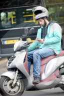 FEATURE - Was ist hier falsch? Rollerfahrer in Primrose Hill