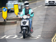 FEATURE - Was ist hier falsch? Rollerfahrer in Primrose Hill