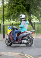 FEATURE - Was ist hier falsch? Rollerfahrer in Primrose Hill