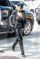 PEOPLE - Rita Ora im Leder-Look in New York unterwegs
