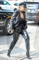 PEOPLE - Rita Ora im Leder-Look in New York unterwegs
