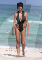 PEOPLE - Jackie Cruz kühlt sich in Miami ab