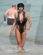 PEOPLE - Jackie Cruz kühlt sich in Miami ab