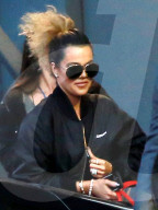 PEOPLE - Khloe Kardashian trägt den Kaktus auf dem Kopf
