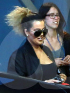 PEOPLE - Khloe Kardashian trägt den Kaktus auf dem Kopf