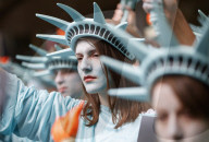 NEWS - London: Amnesty International demonstriert gegen Trumps Ausländerpolitik