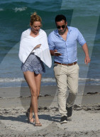 EXKLUSIV - Uma Thurman steht in Florida vor der Linse