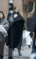 EXKLUSIV - Adele bummelt in Chelsea