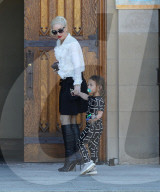 PEOPLE - Gwen Stefani geht mit ihren Jungs in die Messe