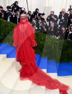 PEOPLE - Met Gala: Katy Perry Lady in Red mit Antenne