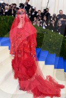 PEOPLE - Met Gala: Katy Perry Lady in Red mit Antenne