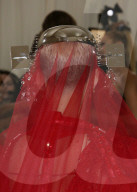 PEOPLE - Met Gala: Katy Perry Lady in Red mit Antenne