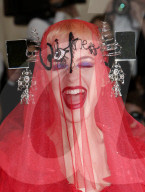 PEOPLE - Met Gala: Katy Perry Lady in Red mit Antenne