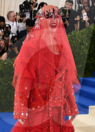PEOPLE - Met Gala: Katy Perry Lady in Red mit Antenne
