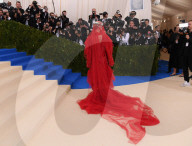 PEOPLE - Met Gala: Katy Perry Lady in Red mit Antenne