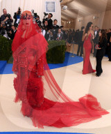 PEOPLE - Met Gala: Katy Perry Lady in Red mit Antenne