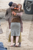 PEOPLE - Lily James und Matt Keenle stehen für "Guernsey" vor der Linse