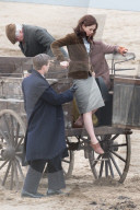 PEOPLE - Lily James und Matt Keenle stehen für "Guernsey" vor der Linse
