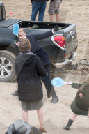 PEOPLE - Lily James und Matt Keenle stehen für "Guernsey" vor der Linse