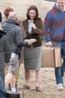 PEOPLE - Lily James und Matt Keenle stehen für "Guernsey" vor der Linse