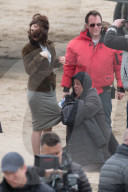 PEOPLE - Lily James und Matt Keenle stehen für "Guernsey" vor der Linse