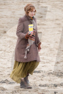 PEOPLE - Lily James und Matt Keenle stehen für "Guernsey" vor der Linse